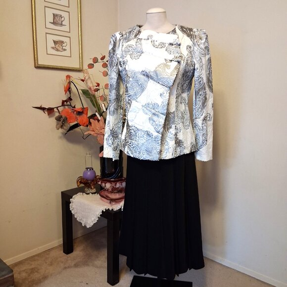 NWOT NESS Women’s Unique Design Well Tailored Light Gray White Printed Jacket 8 - Picture 5 of 10